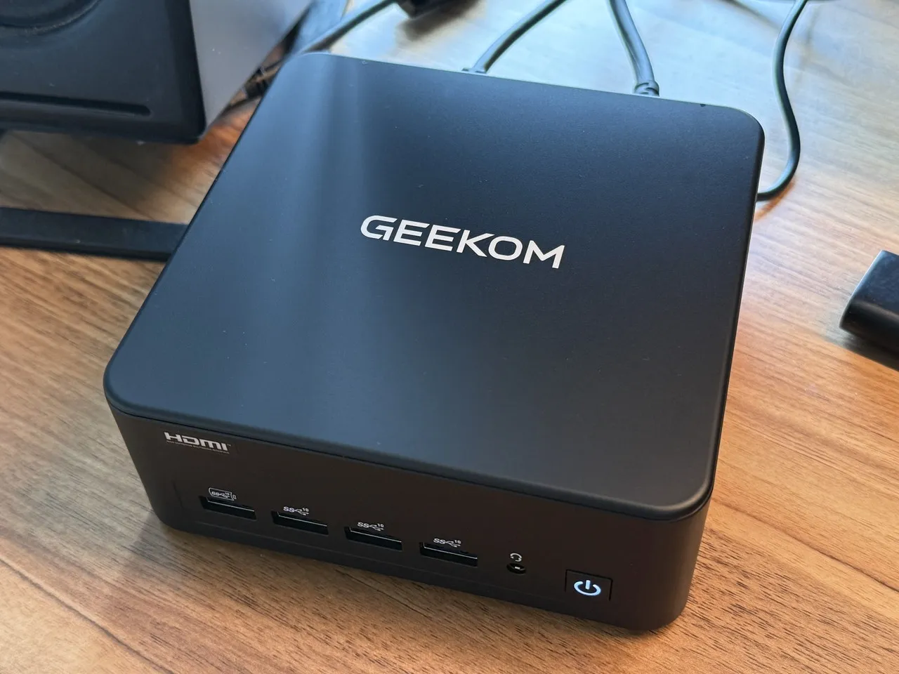 デスク上で稼働しているGEEKOM IT13 Max