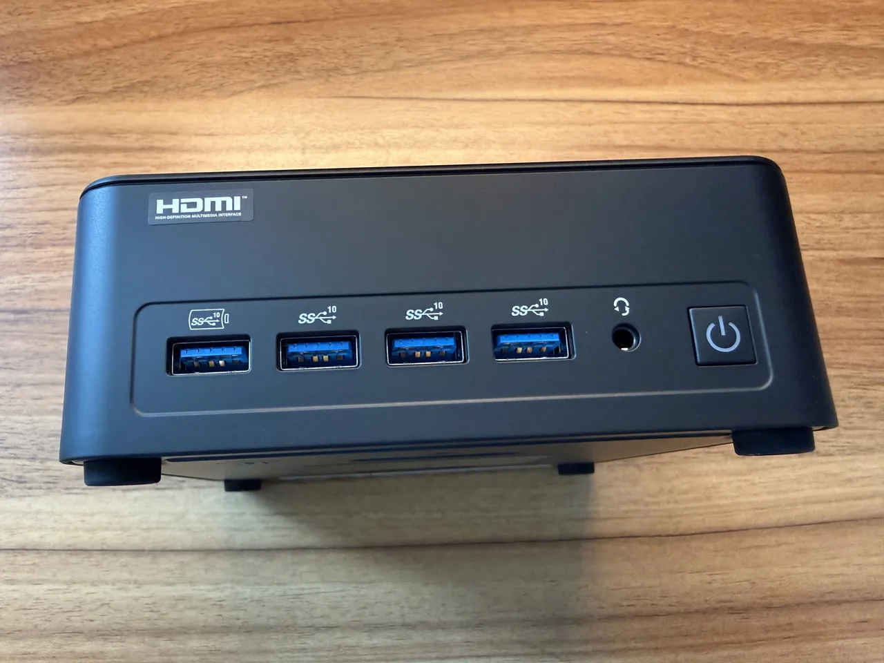 GEEKOM IT13 Maxの正面インターフェース