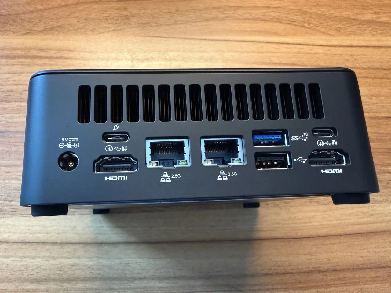 GEEKOM IT13 Maxの背面インターフェース
