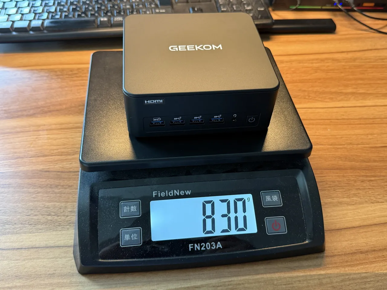 GEEKOM IT13 Maxを計量している