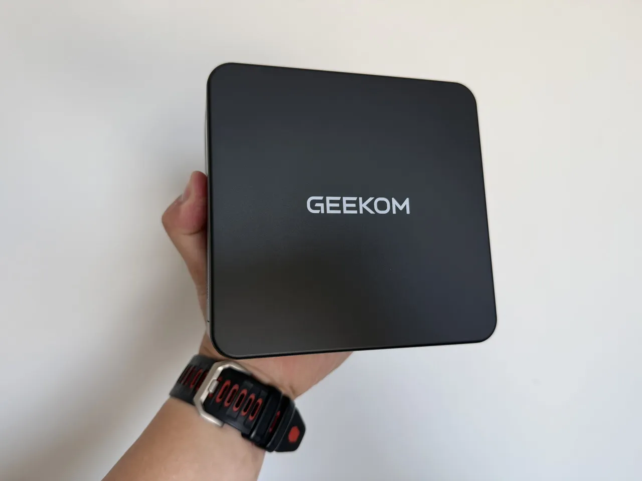 GEEKOM IT13 Maxを手で掴んで持っている