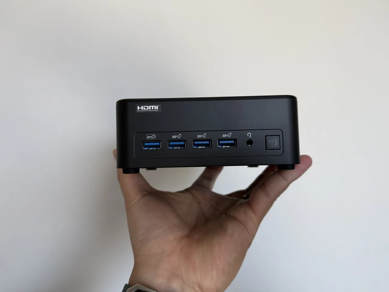 GEEKOM IT13 Maxを手の上に載せている