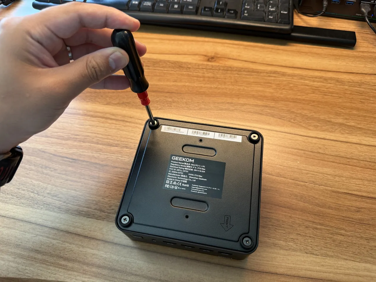 GEEKOM IT13 Maxの底部のネジをドライバーで外している