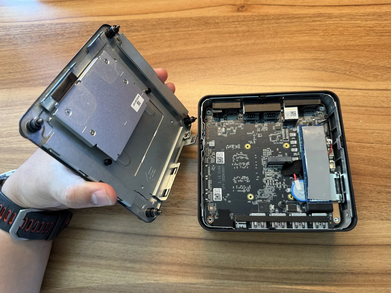 GEEKOM IT13 Maxの底部のフタを外した