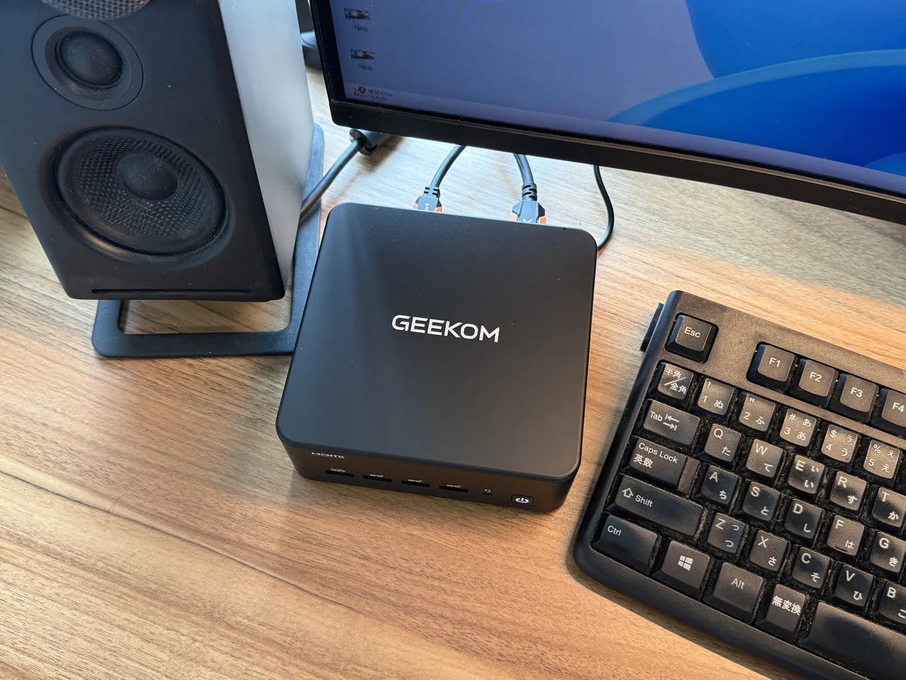 GEEKOM IT13 Maxがケーブルに繋がっている