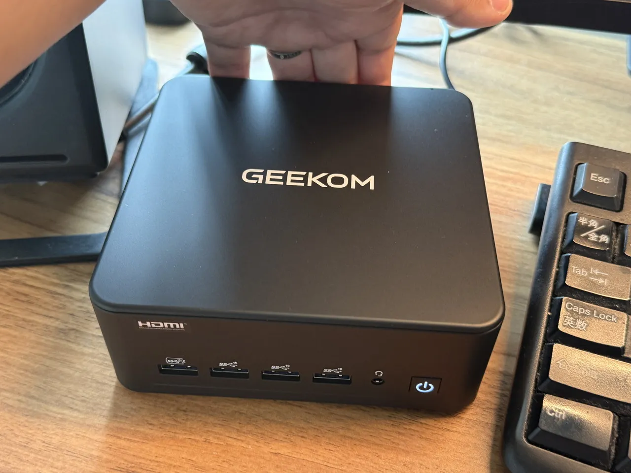 GEEKOM IT13 Maxの背面を触れて熱を確認している