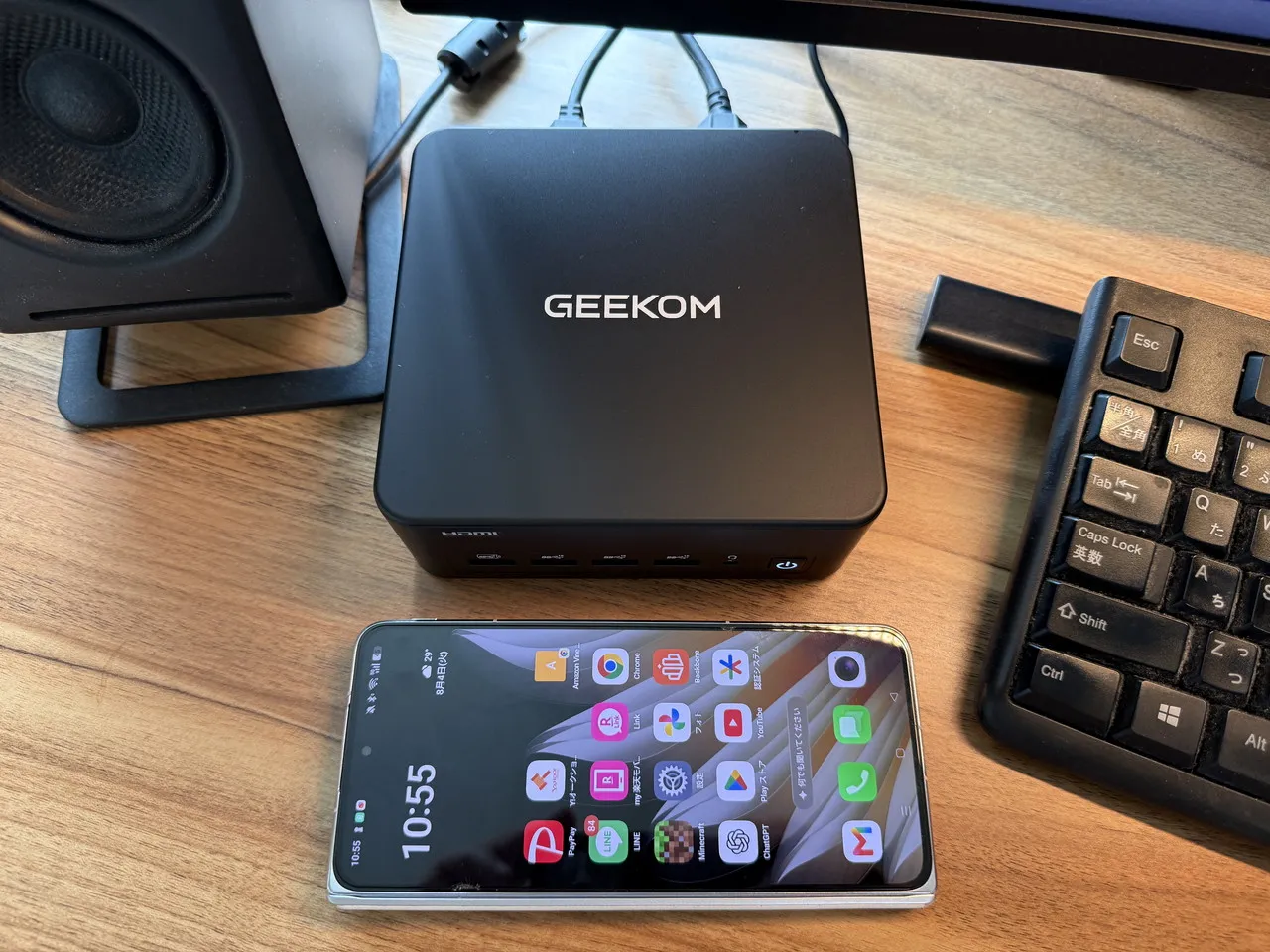 GEEKOM IT13 Maxとスマホを並べている