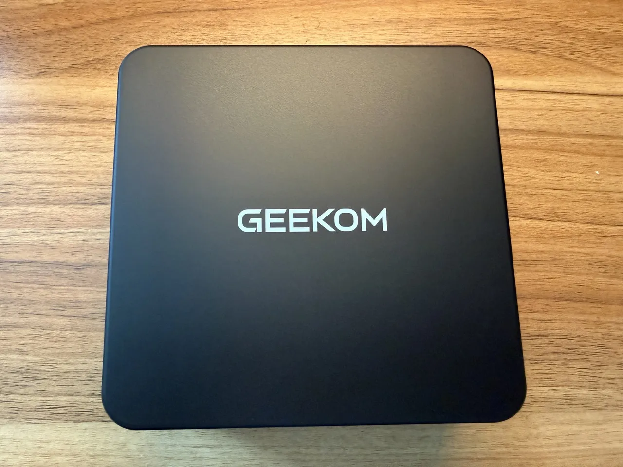 GEEKOM IT13 Maxの外観(上部アングル)