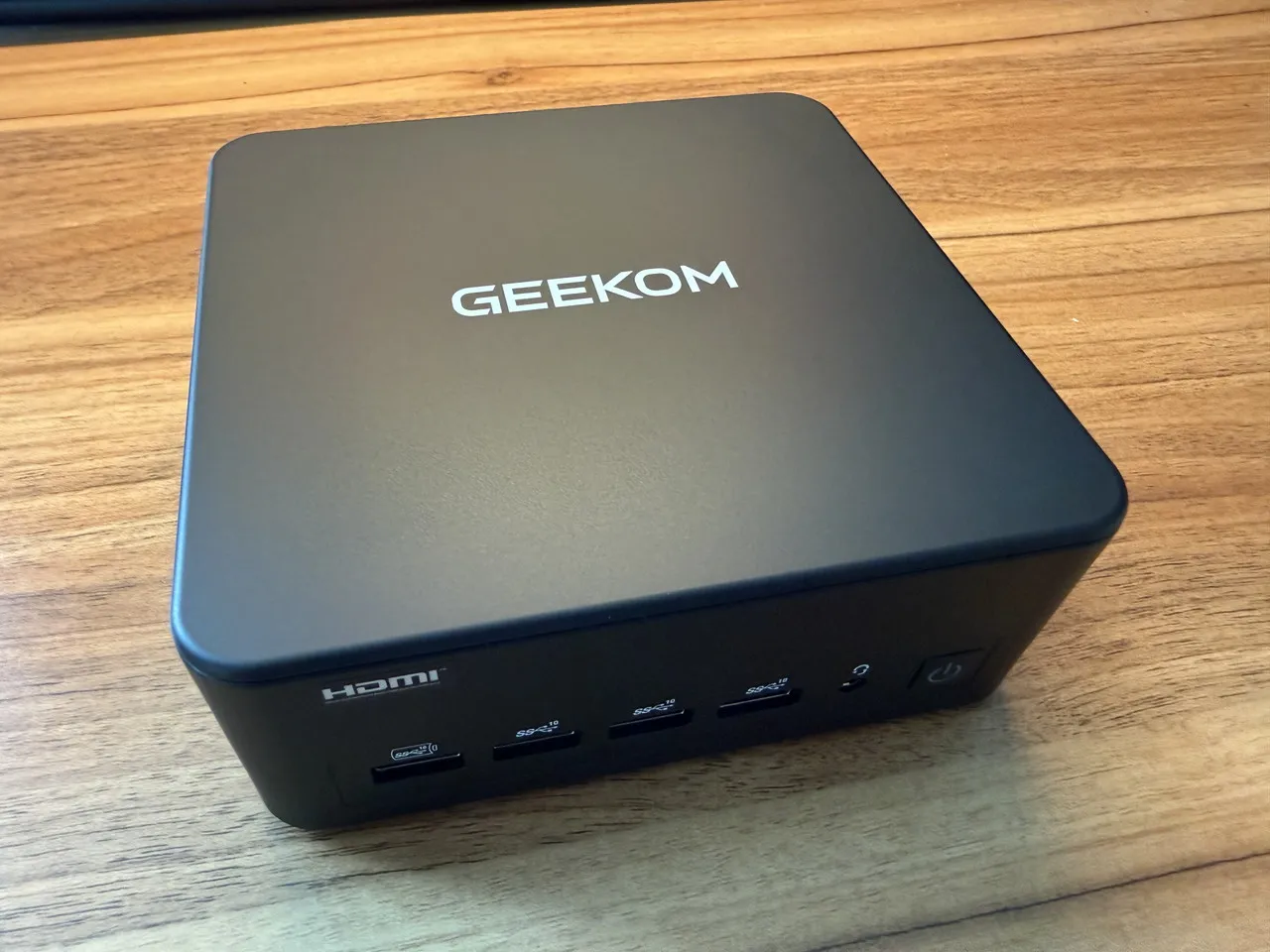 GEEKOM IT13 Maxの外観(上部斜めアングル)