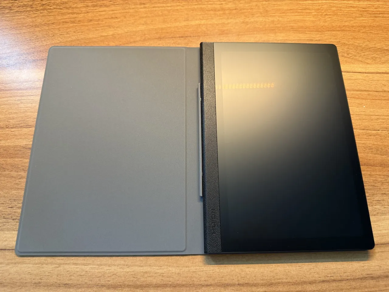 ケース装着状態のHuion Note E(展開時)