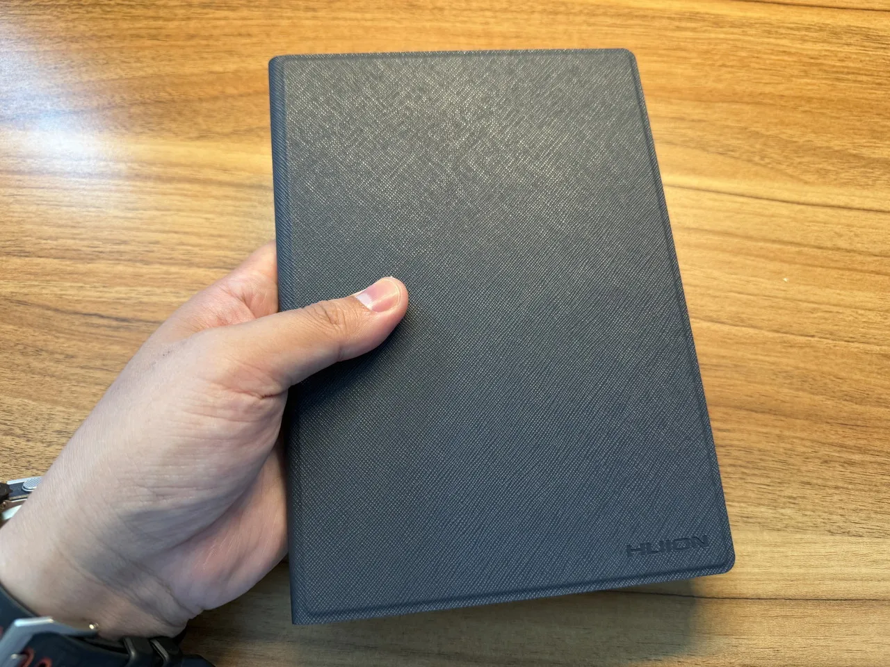 ケース装着状態のHuion Note Eを手に持っている
