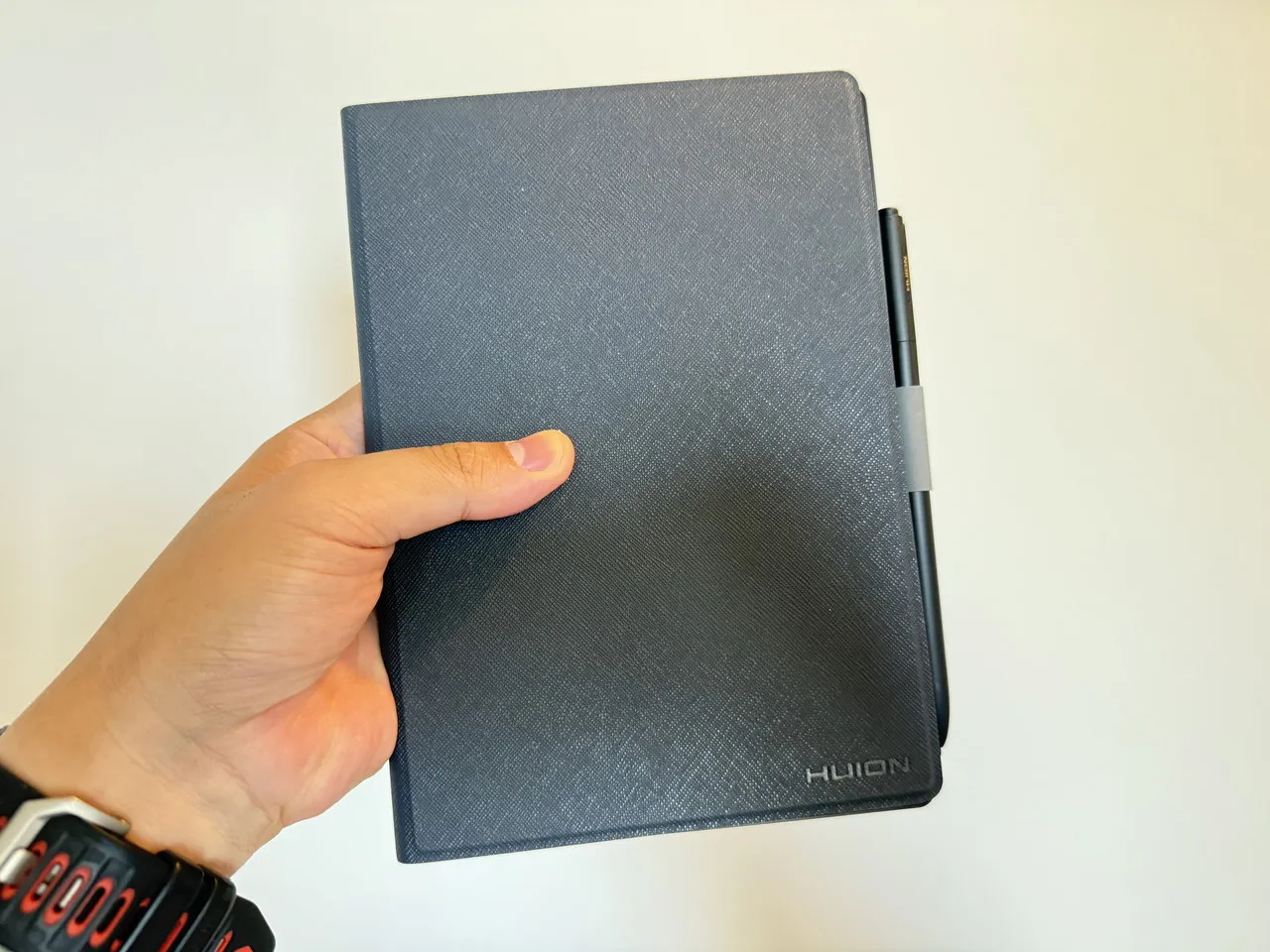Huion Note Eを手に持っている