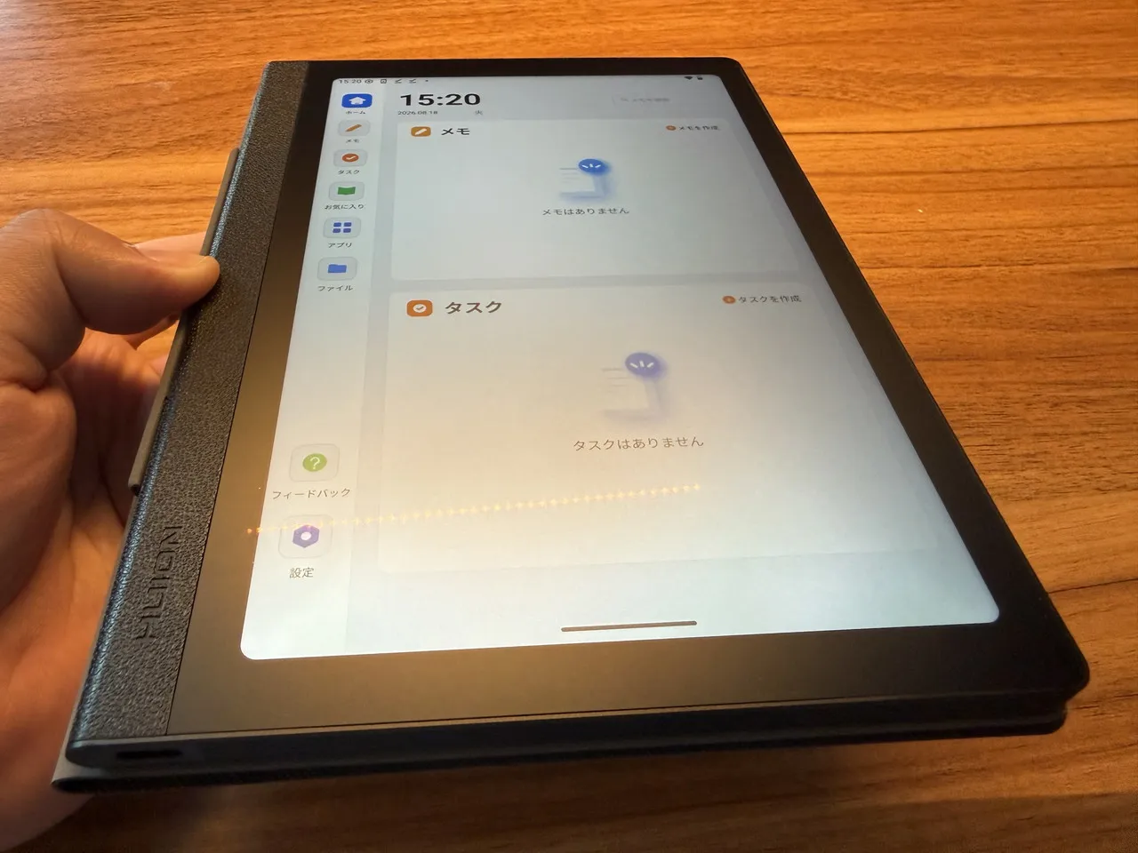 Huion Note Eの画面の映り込みを確認している