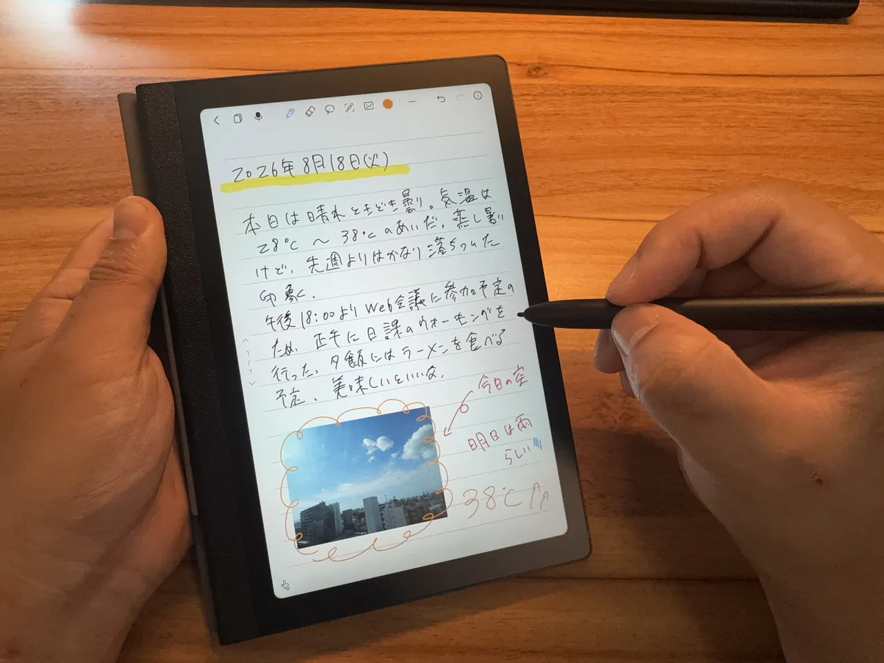 Huion Note Eにペンで文字を描いている