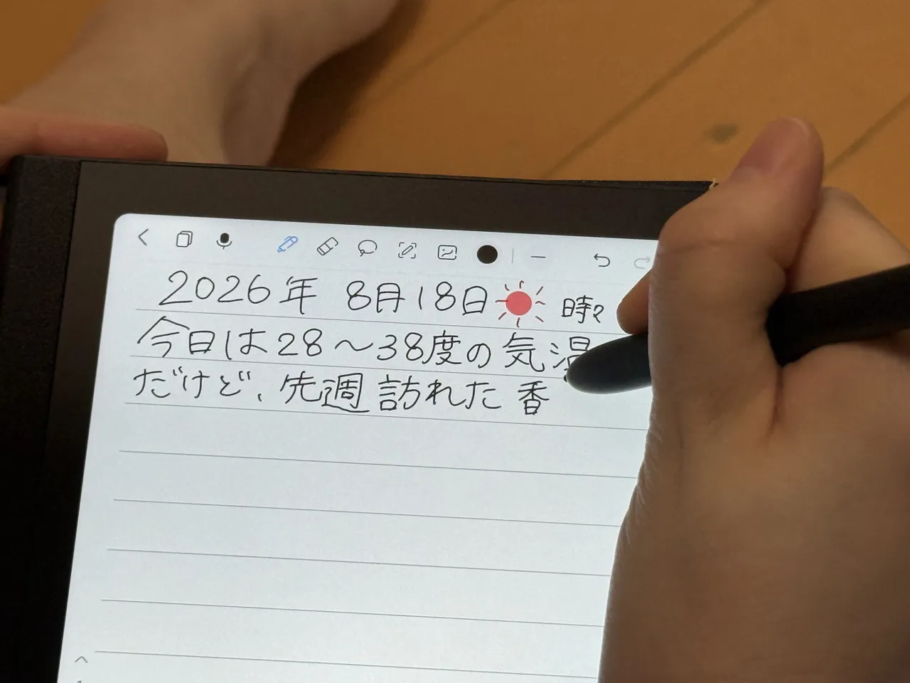 Huion Note Eにペンで文字を描いている