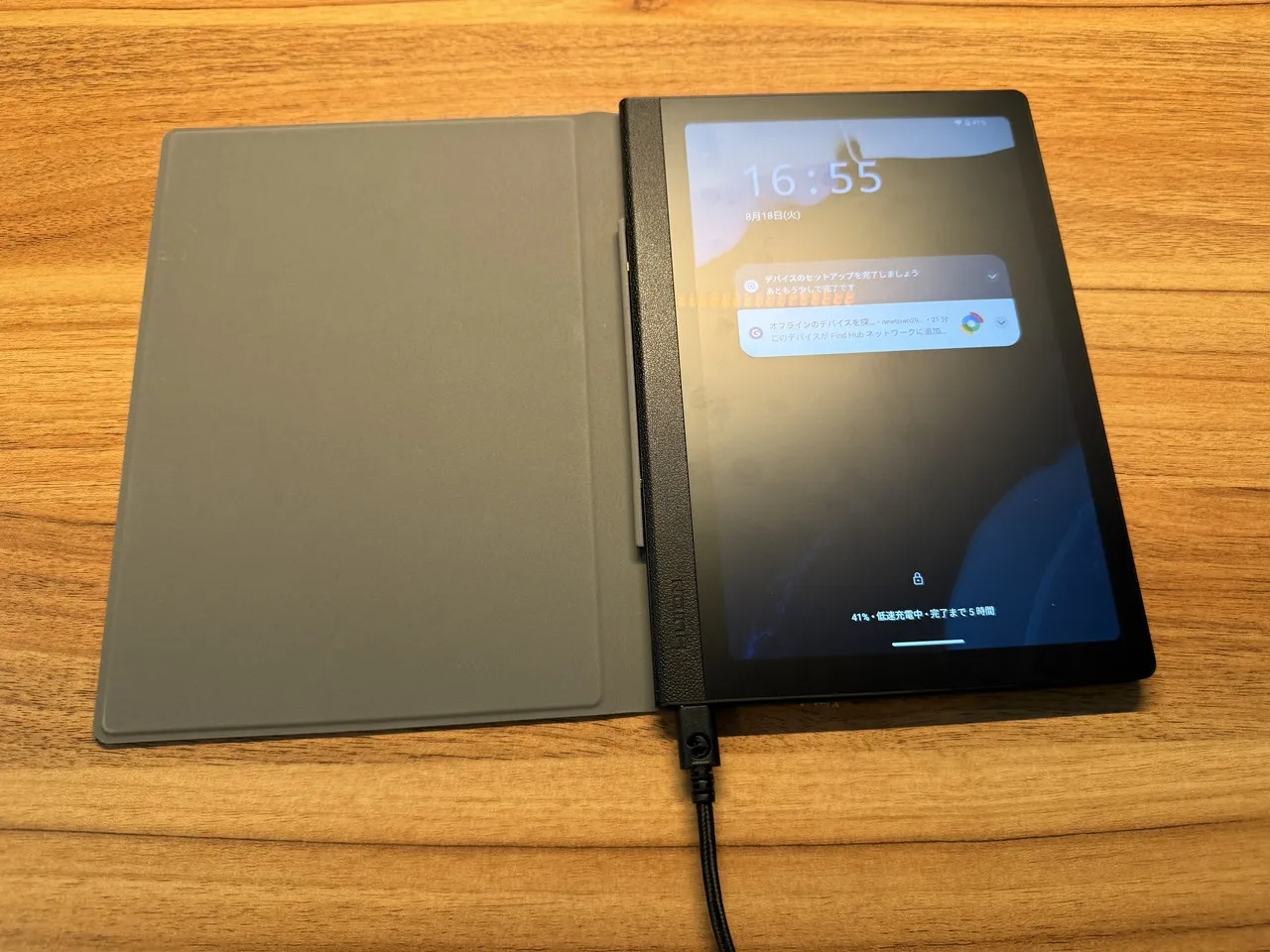 Huion Note Eを有線充電している