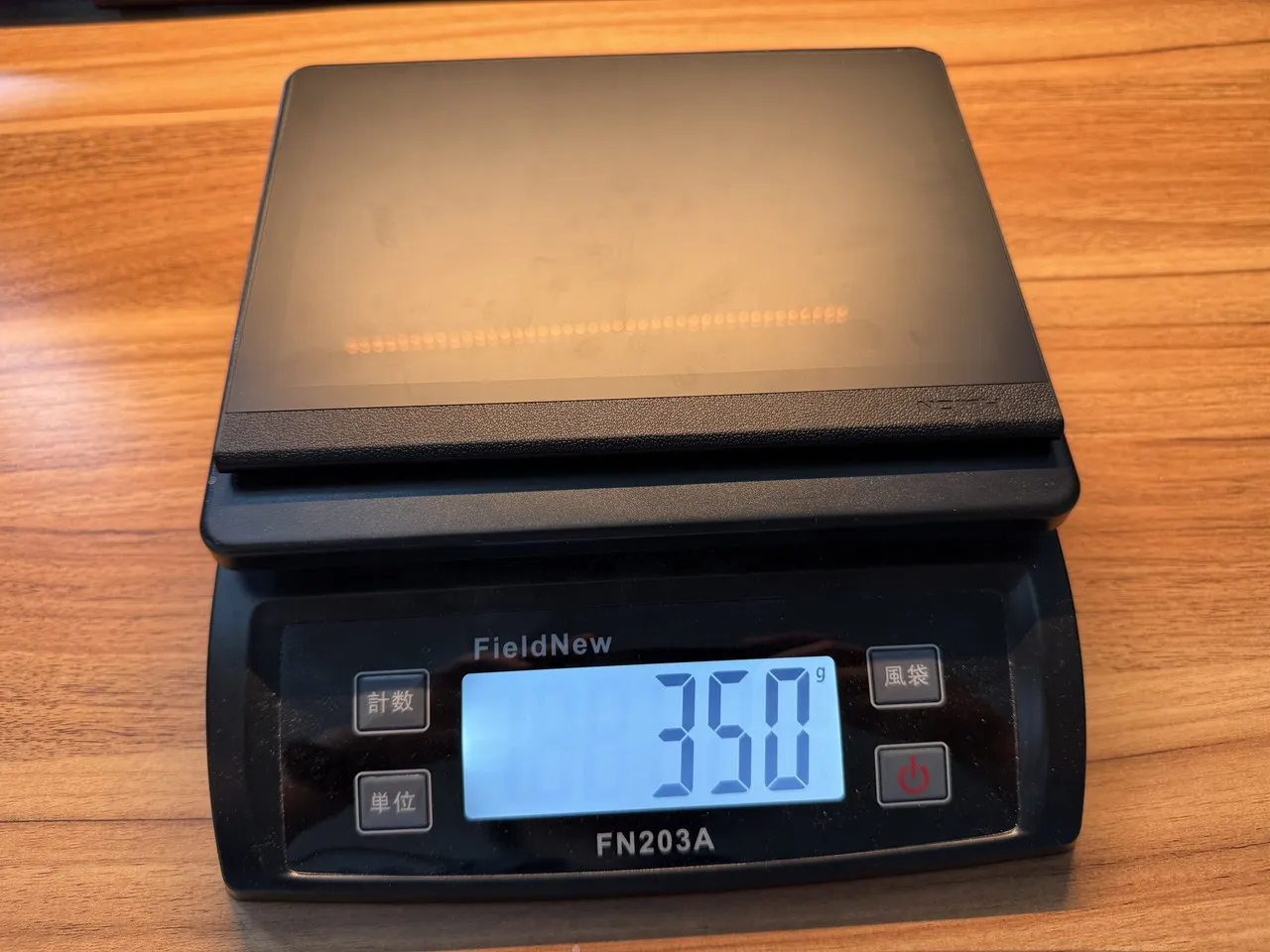Huion Note E単体の重量を計量している