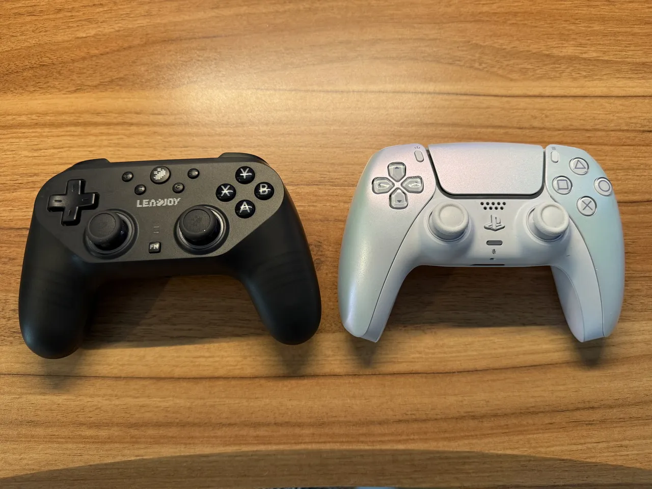 Saber PlusとPS5用DualSense(白)の見た目を比較