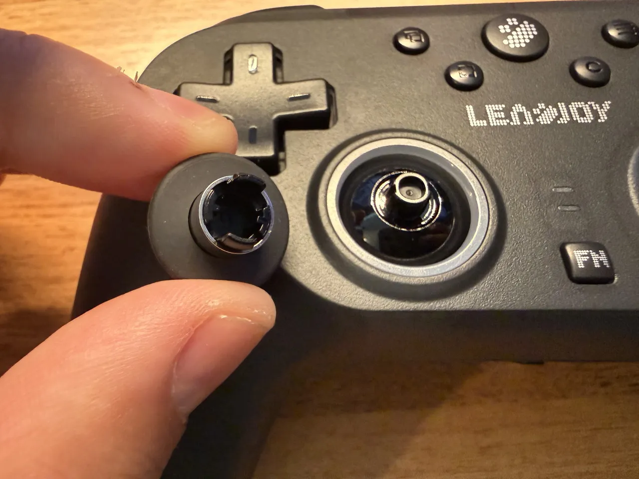 LeadJoy Saber Plusのスティックを取り外した