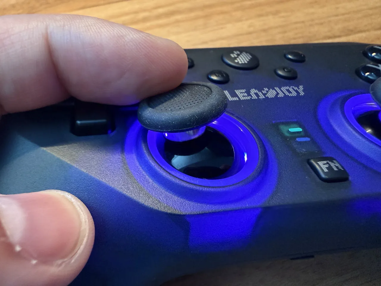 LeadJoy Saber Plusのスティックを操作している