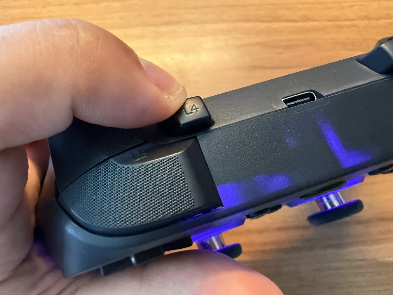 LeadJoy Saber Plusの追加ボタンを指で押している