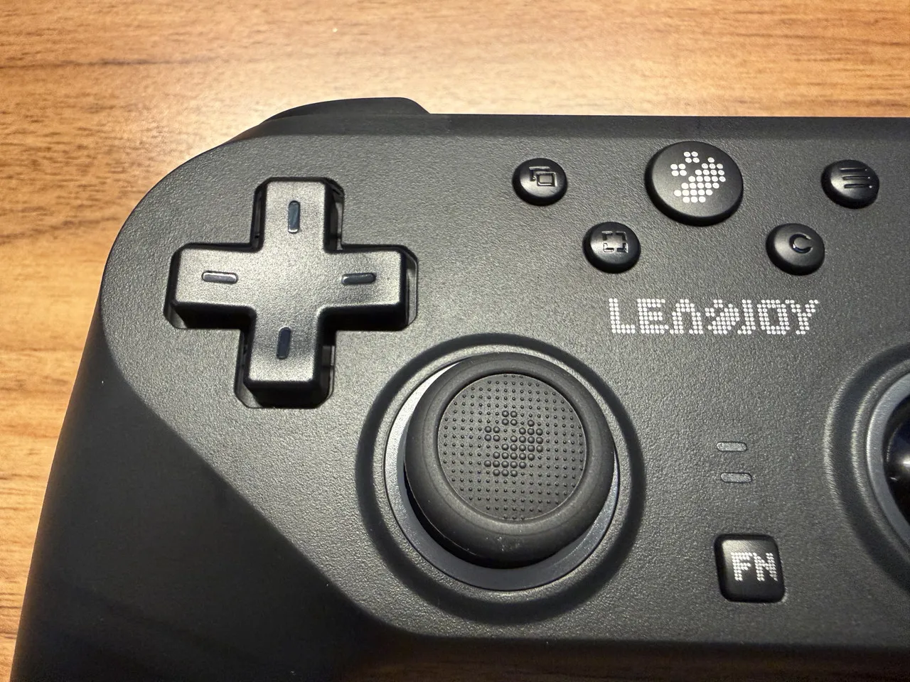 LeadJoy Saber Plusの正面左側インターフェース