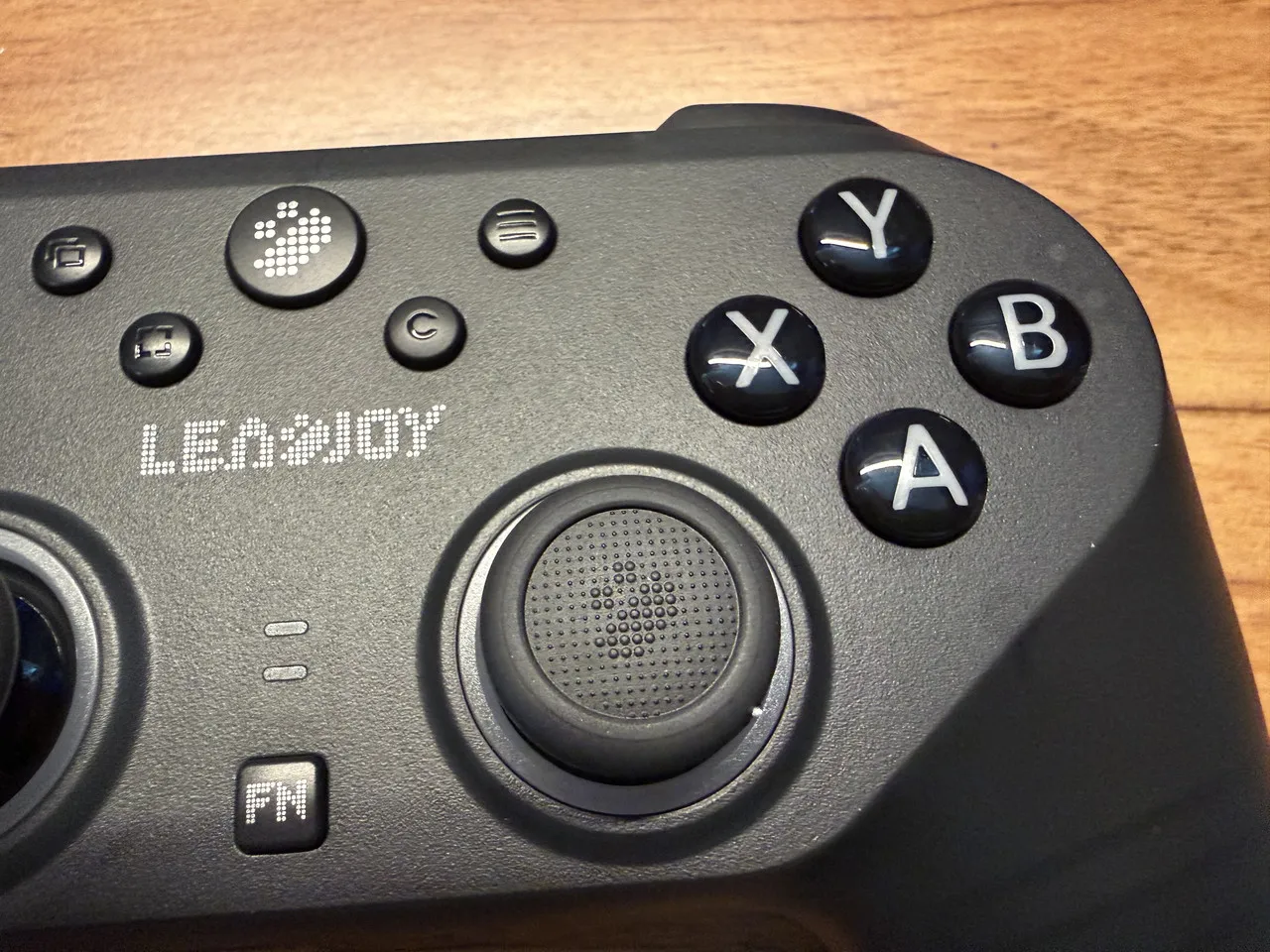 LeadJoy Saber Plusの正面右側インターフェース