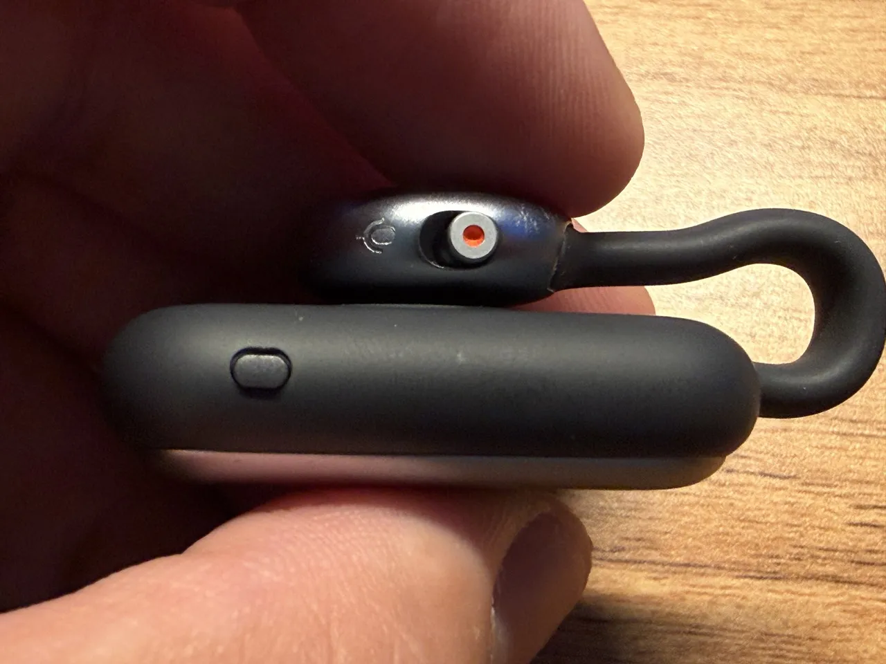 録音開始・停止用のスライドスイッチと物理ボタン