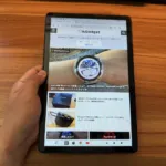 Teclast P50T強化版を手に持ってウェブサイトを閲覧している