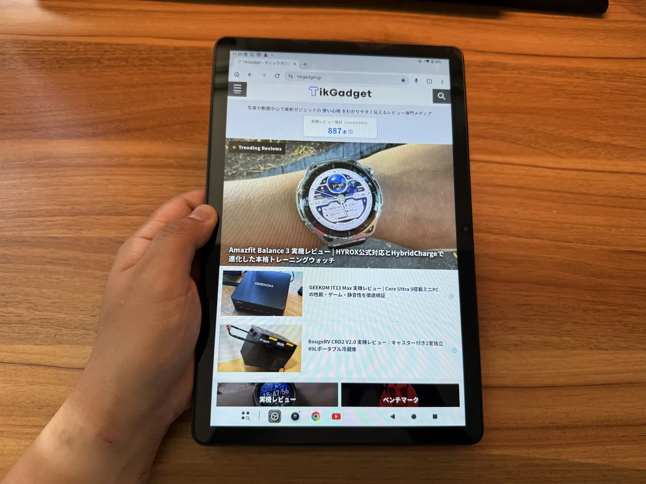 Teclast P50T強化版を手に持ってウェブサイトを閲覧している