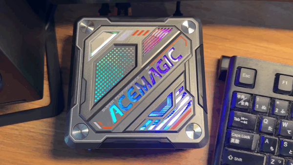 ACEMAGIC AM18のファンが回転している