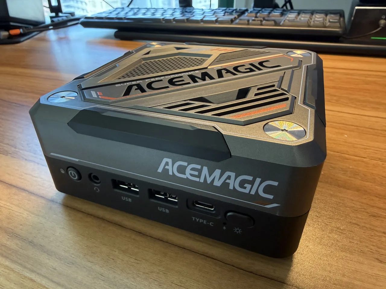 ACEMAGIC AM18の外観(斜め正面アングル)
