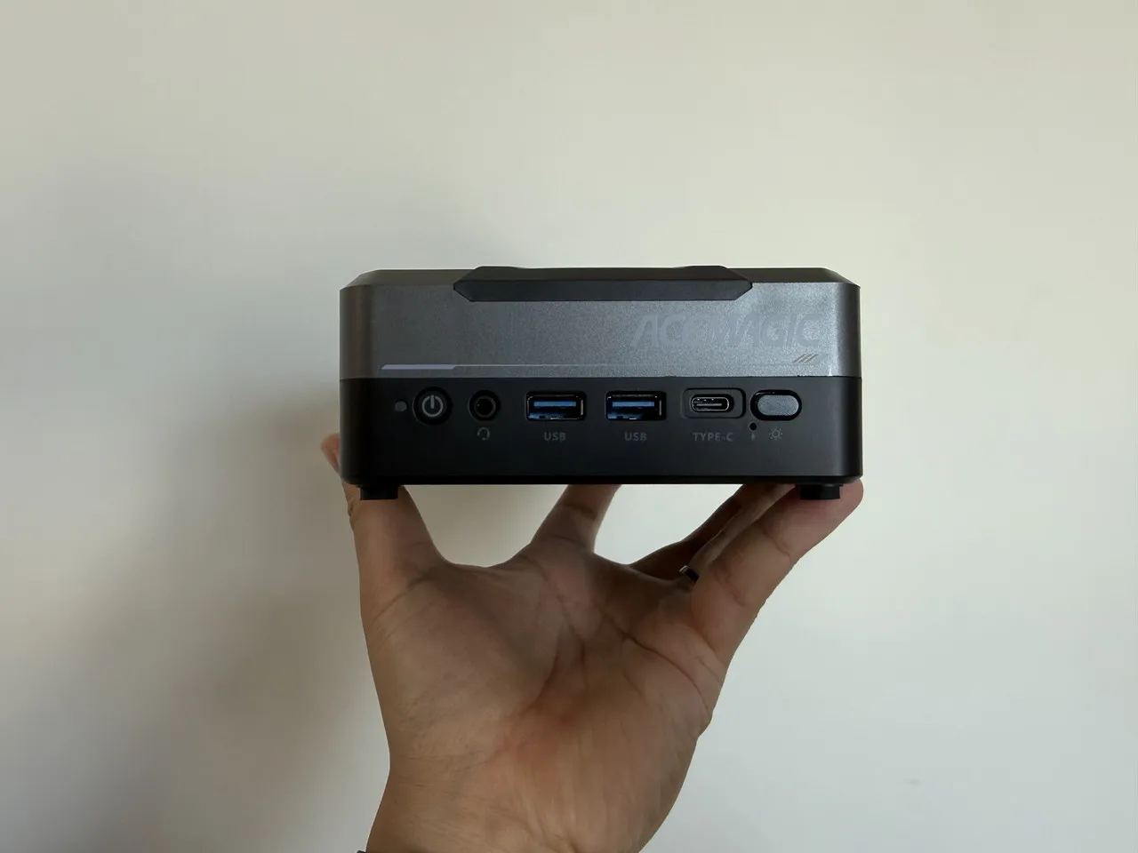 ACEMAGIC AM18を手に載せている