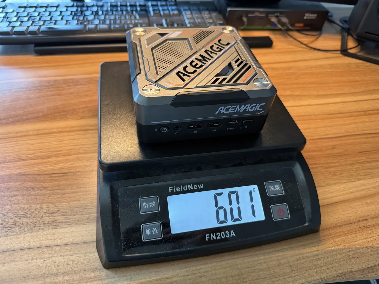 ACEMAGIC AM18を計量している