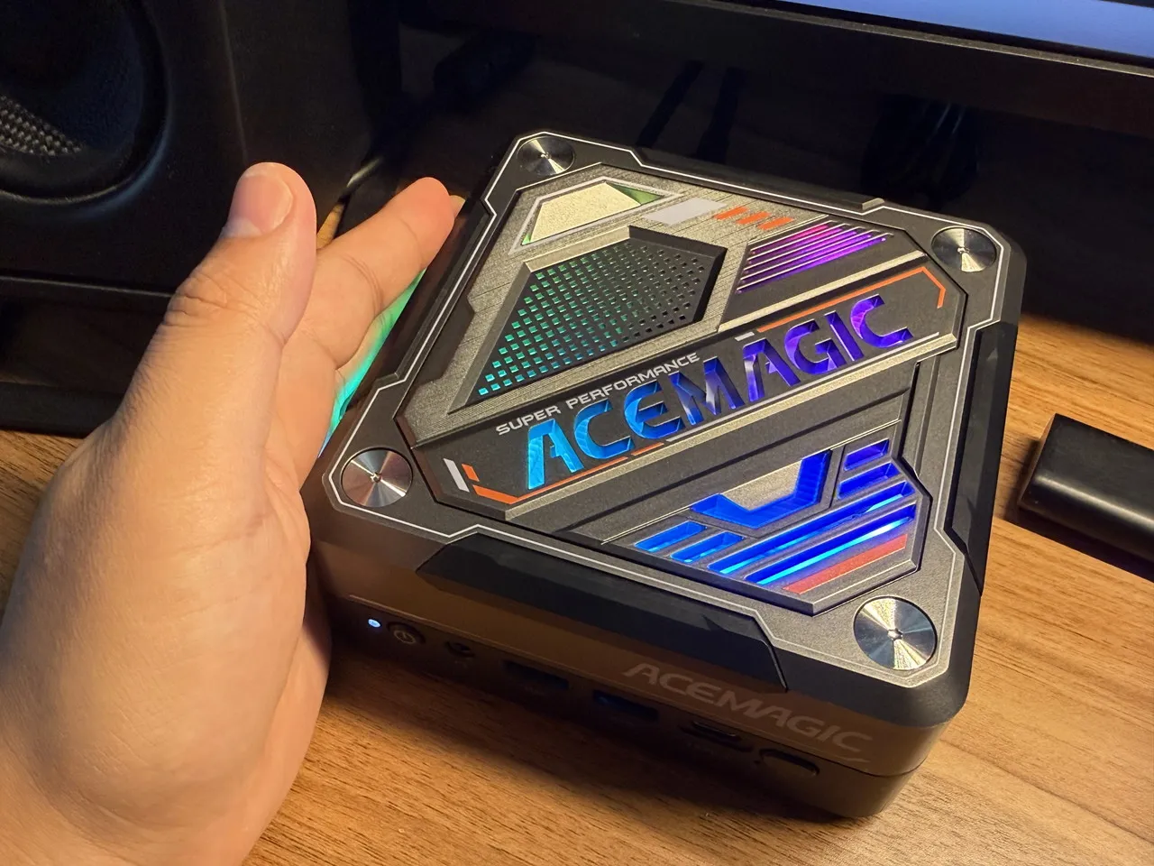 ACEMAGIC AM18に触れて熱を確認している