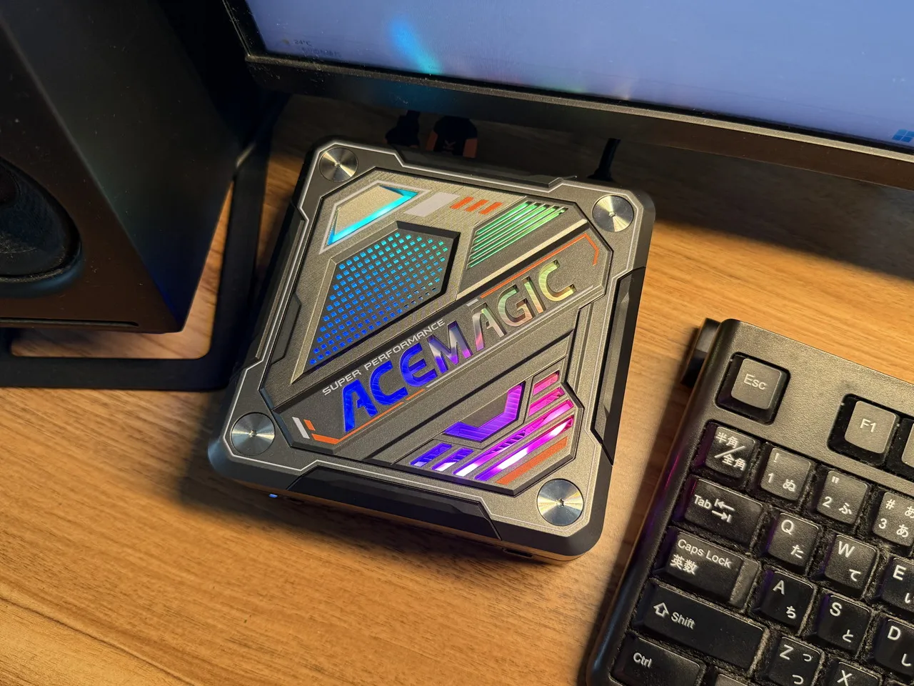 デスク上で稼働中のACEMAGIC AM18