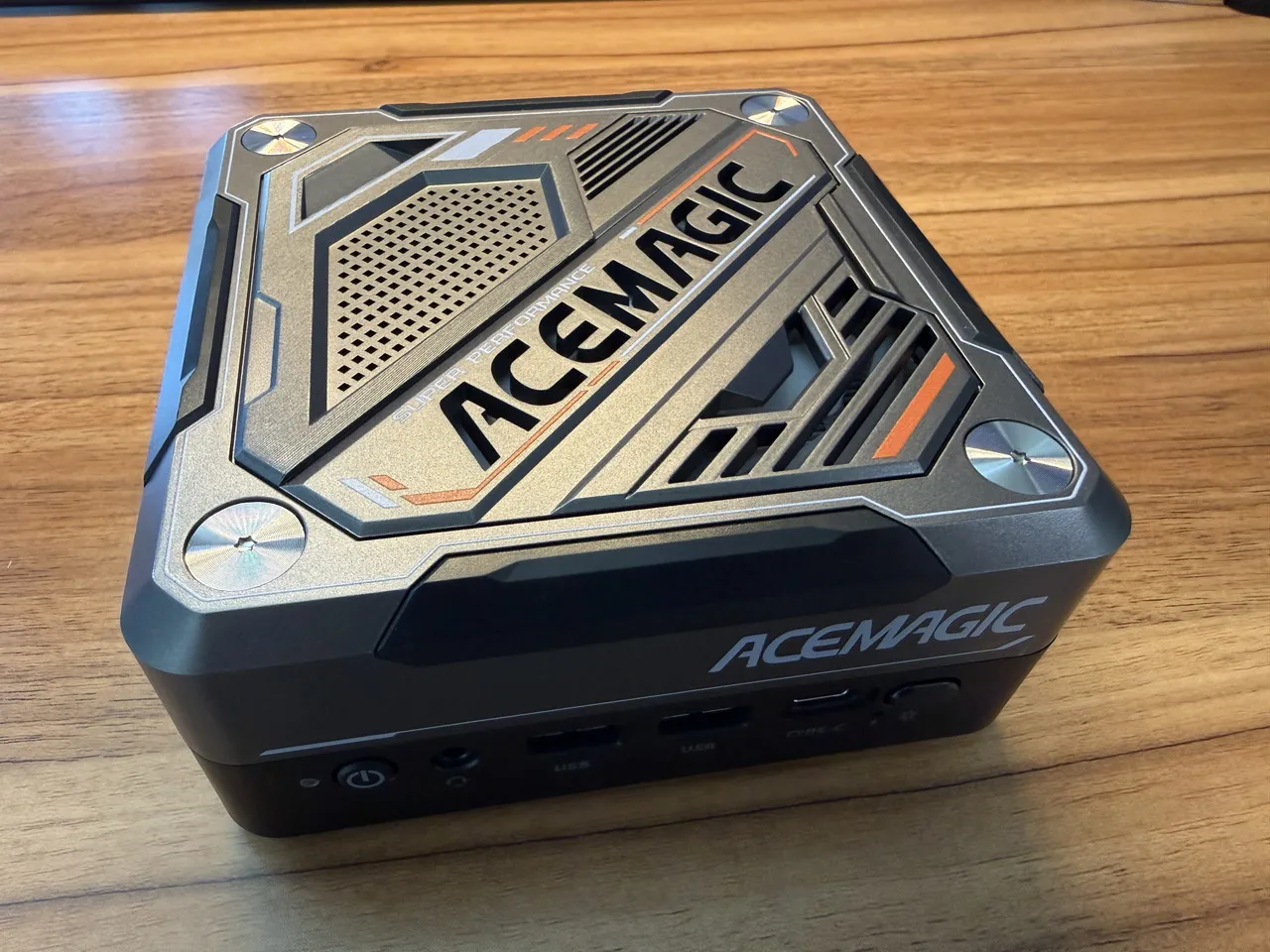 ACEMAGIC AM18の外観(斜め上部アングル)