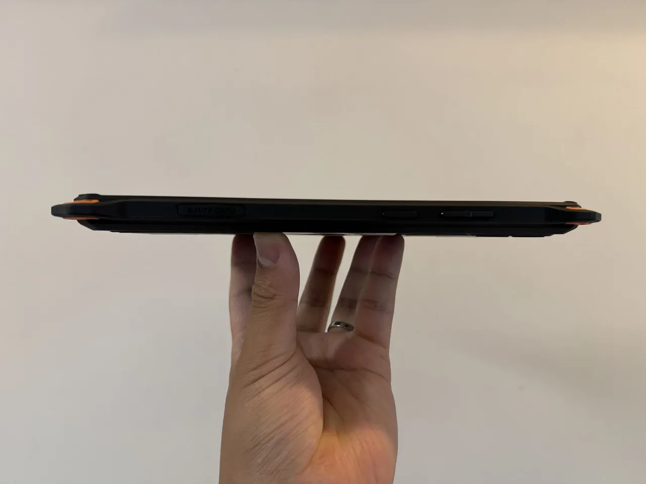 AGM PAD P3 Compactの厚みを確認している