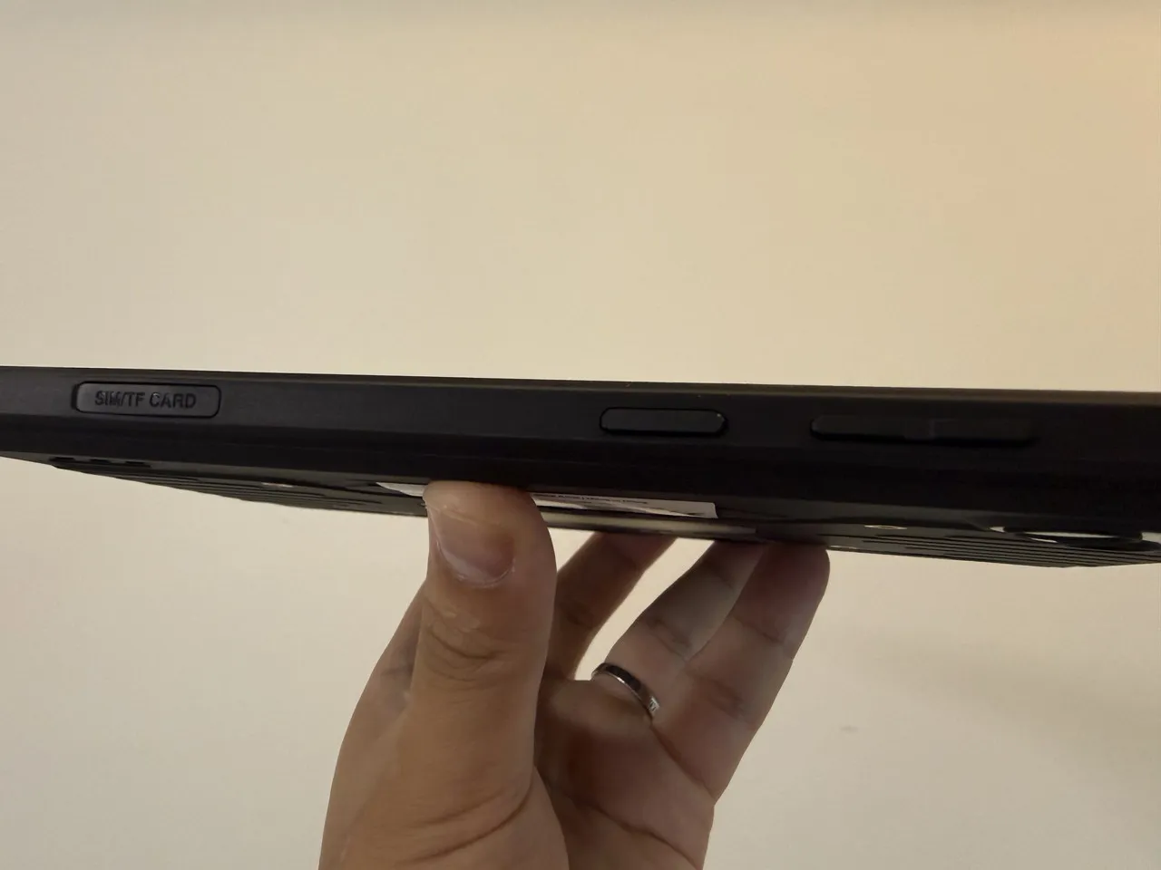 AGM PAD P3 Compactの右側面インターフェース