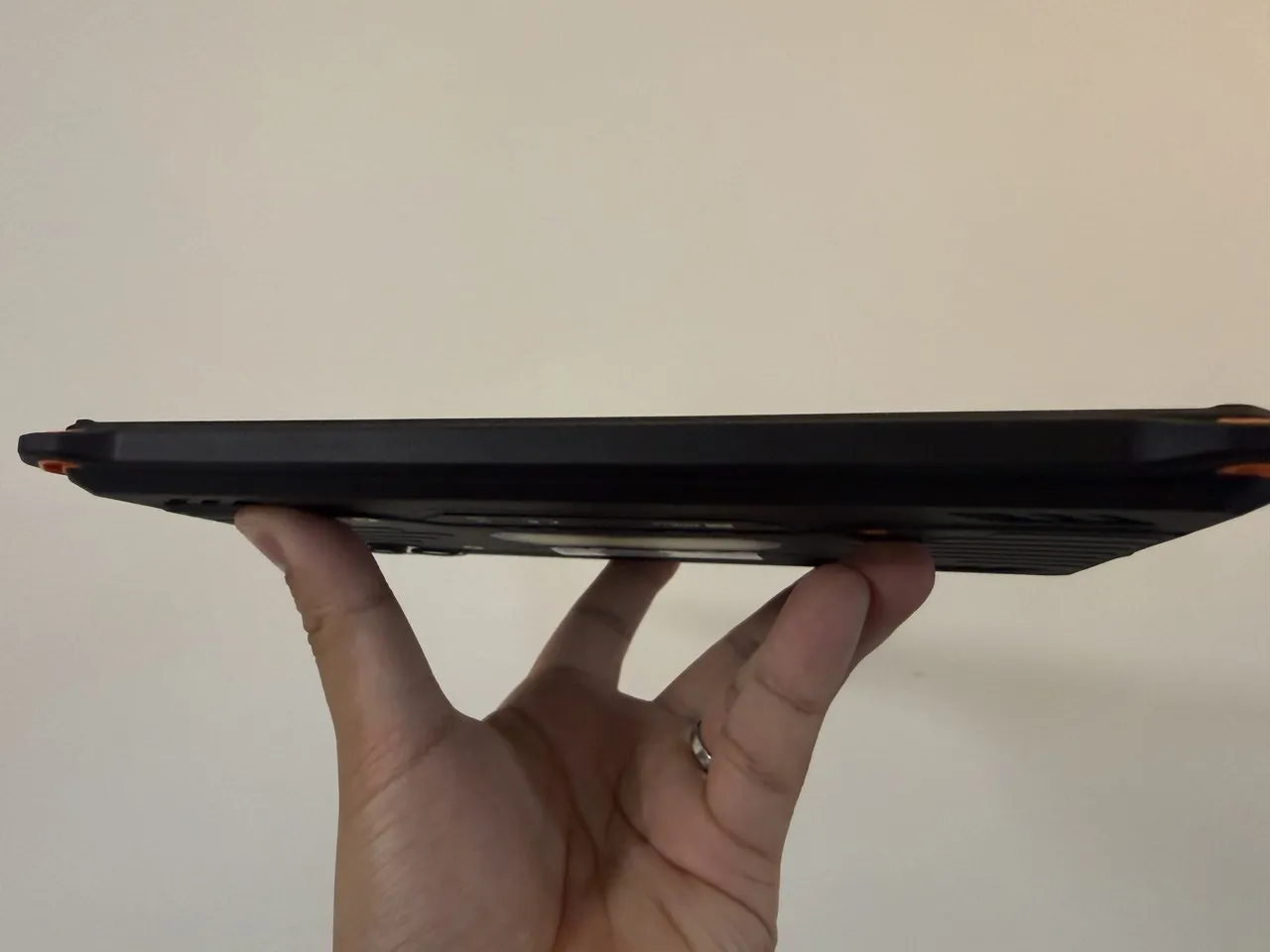 AGM PAD P3 Compactの左側面