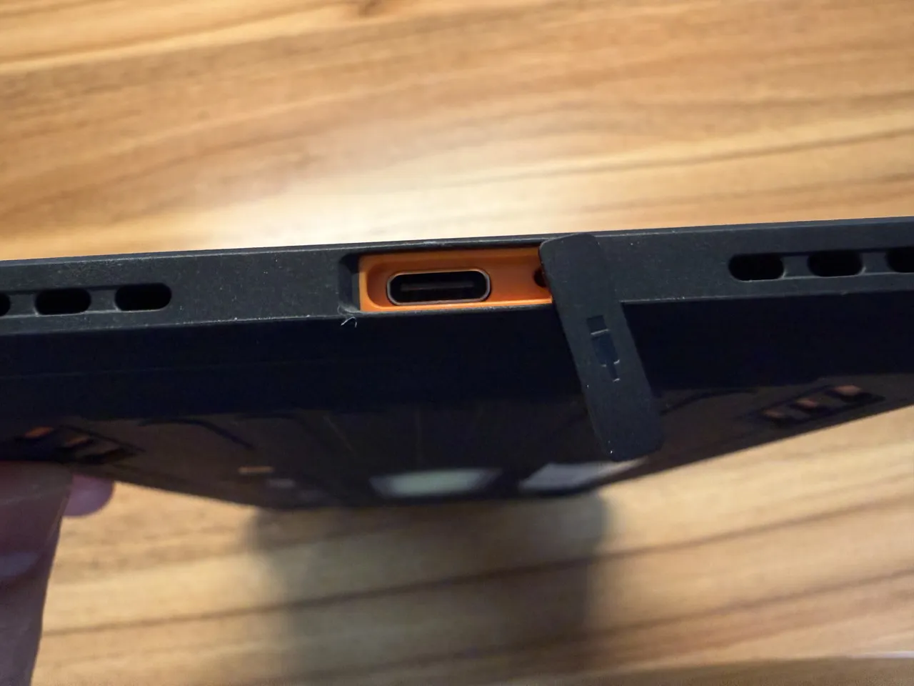 AGM PAD P3 CompactのUSB-Cポートの保護キャップを外した