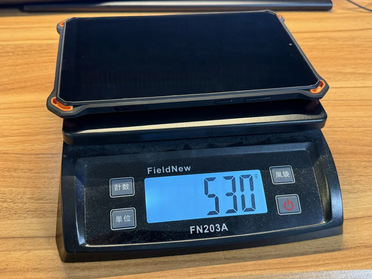 AGM PAD P3 Compactの重さを計量している