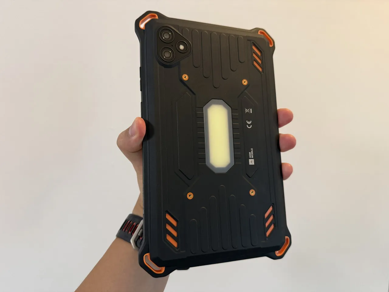 AGM PAD P3 Compactを片手で掴んでいる