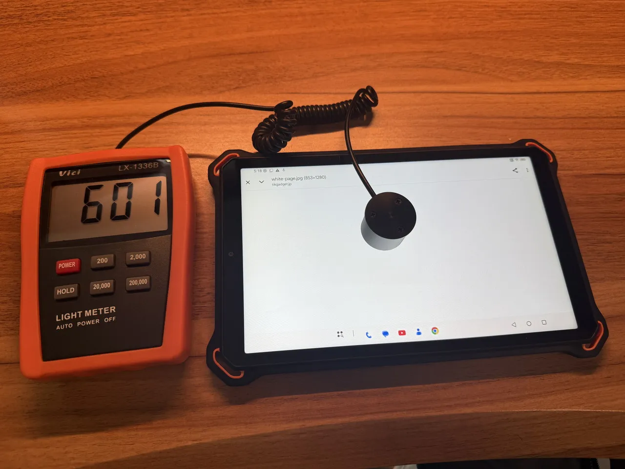 デジタルルクスメーター「Vici LX1336B」で画面の明るさを計測している