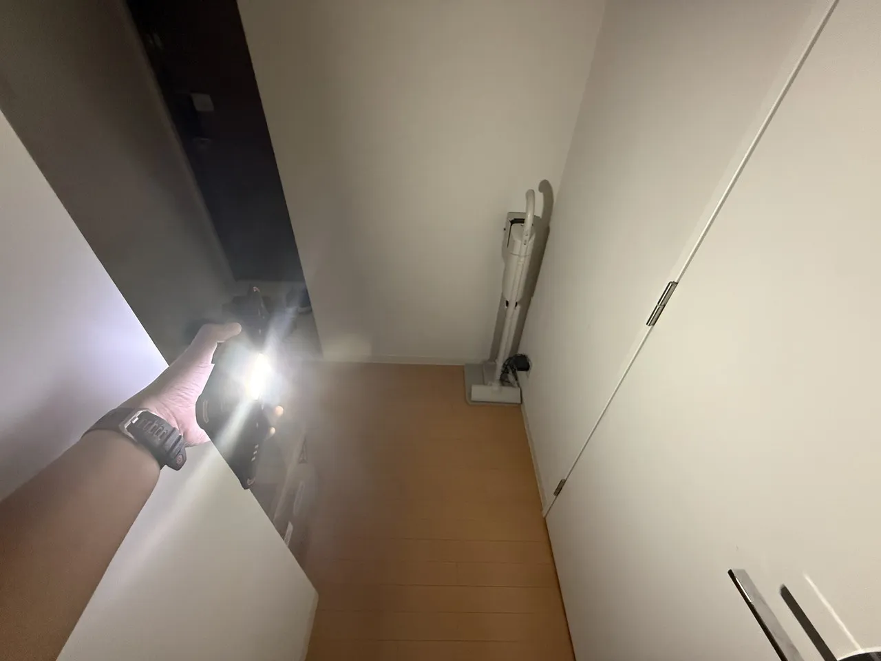 キャンプライトで暗い廊下を照らしている