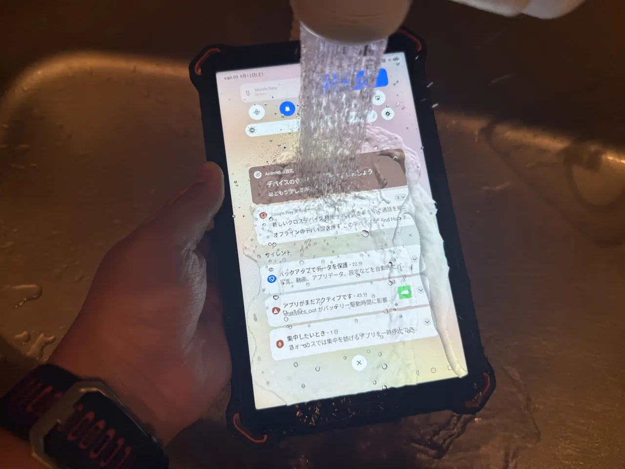AGM PAD P3 Compactの表面に水を当てている