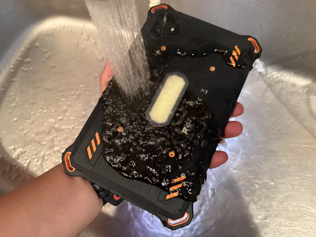 AGM PAD P3 Compactの裏面に水を当てている