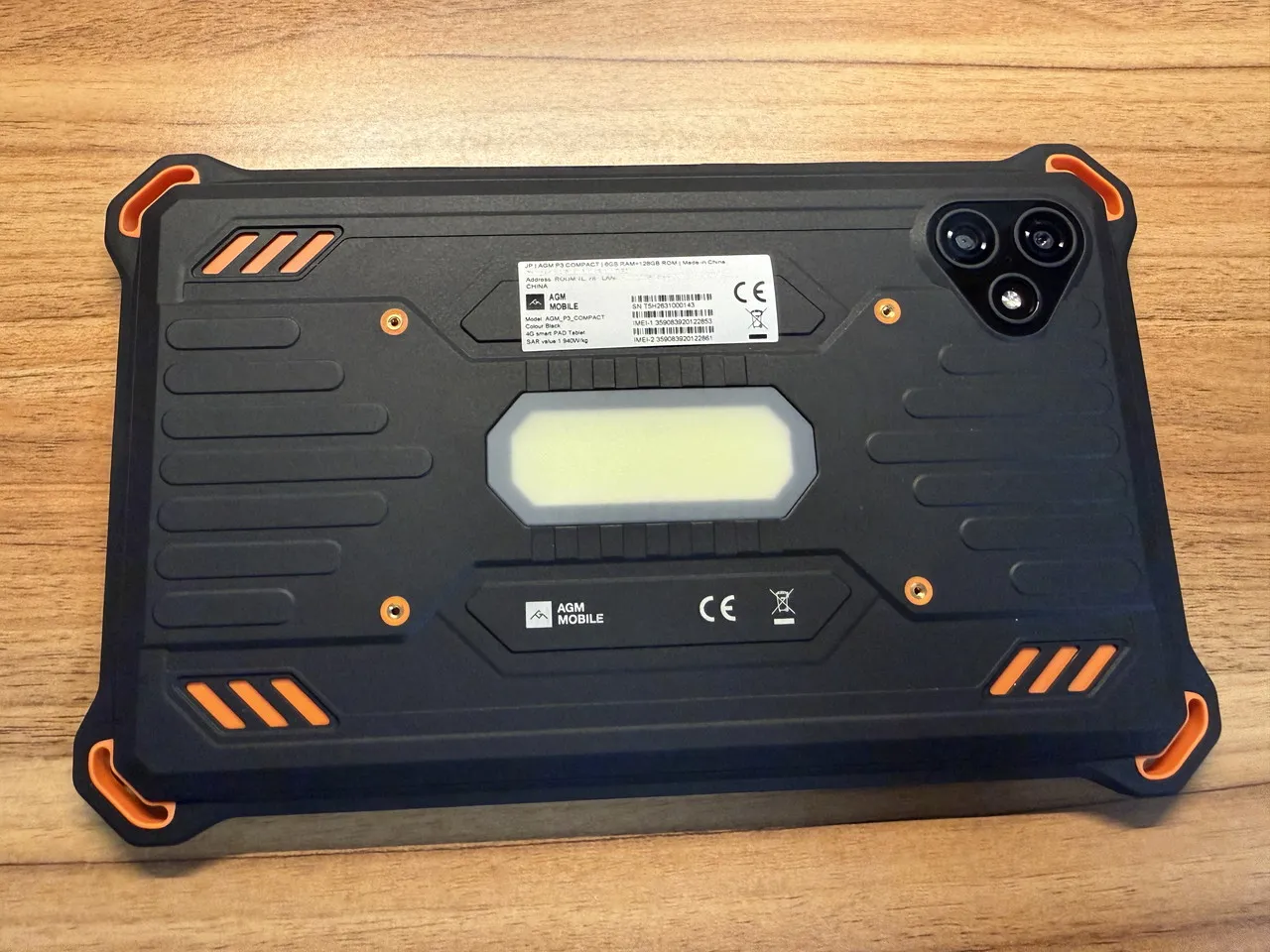 AGM PAD P3 Compactの外観(背面アングル)