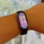左腕に装着されたXiaomi Smart Band 11