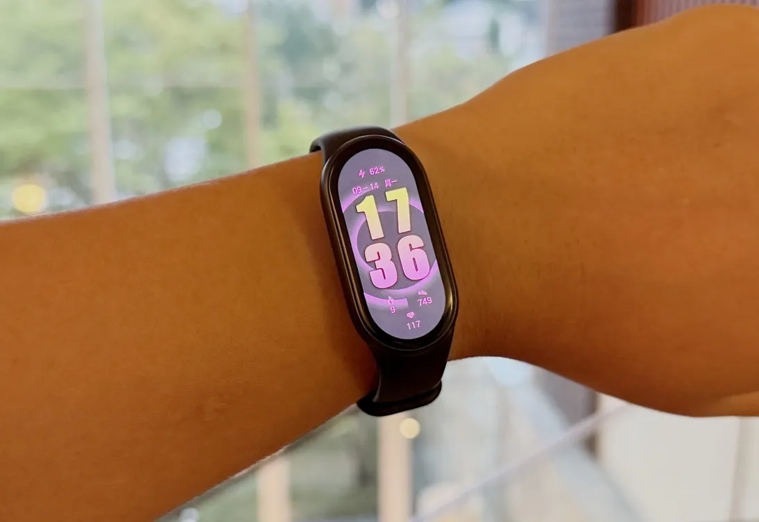 左腕に装着されたXiaomi Smart Band 11